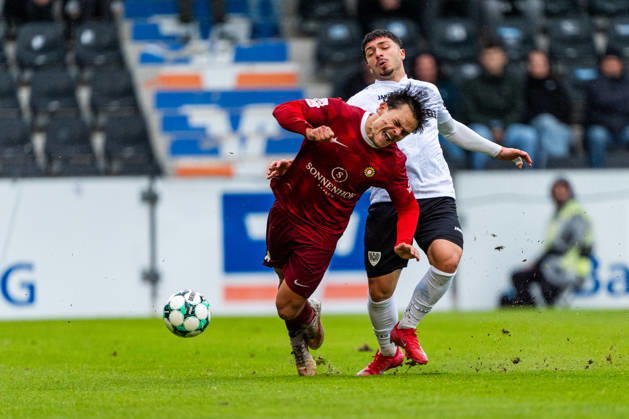 3rd Division: SG Sonnenhof Großaspach vs. SC Preußen Münster, October 17, 2026, Aspach, GERMANY. October 17, 2026: Leon Tasov of SC Preußen Münster, 29 in a tackle against Niklas Pollex of SG Sonnenhof Großaspach, 18 during the match between SG Sonnenhof Großaspach and SC Preußen Münster on Matchday 10 of the 3. Liga at the WIRmachenDRUCK Arena Copyright: xBEAUTIFULxSPORTS Steinx