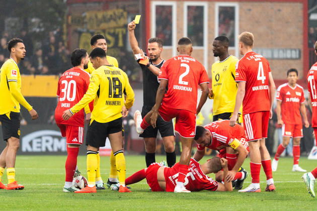 Germany 1 Bundesliga 2026–2027: Union Berlin vs. Borussia Dortmund, Matchday 6, October 17, 2026, Stadion an der Alten Försterei, Berlin: Referee Daniel Schlager accidentally shows a red card instead of a yellow card to Ethan Nwaneri of Borussia Dortmund, 18 Copyright: xCelinaxLeiersx