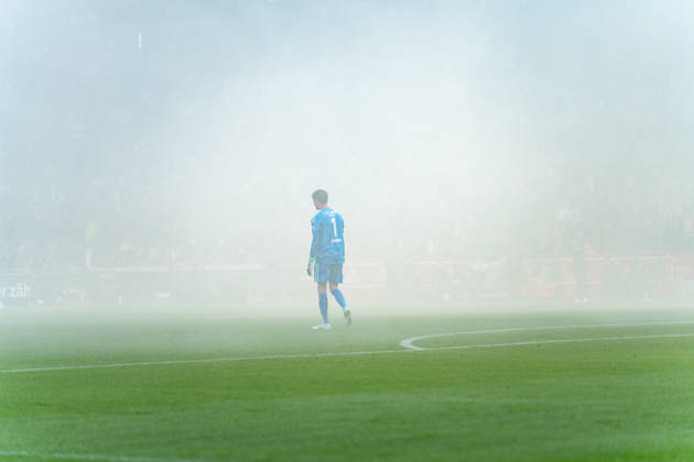 Germany 1 Bundesliga 2026–2027: Union Berlin vs. Borussia Dortmund, Matchday 6, October 17, 2026, Stadion an der Alten Försterei, Berlin; Pause due to fog caused by pyrotechnics; Frederik Ronnow (Union Berlin), 1 Copyright: xCelinaxLeiersx