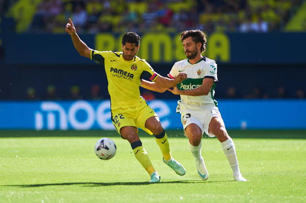 Ayoze Pérez of Villarreal CF and Víctor Chust of Elche CF during the LaLiga EA Sports match between Villarreal CF and Elche CF at Estadio de la Cerámica on October 17, 2026, in Villarreal, Spain