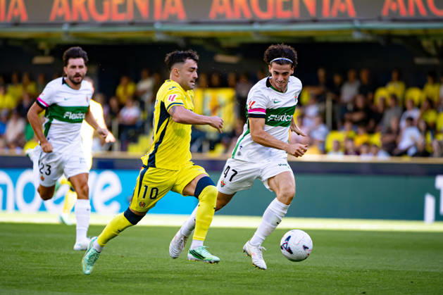October 17, 2026, Vila-Real, Valencia, Spain: ALBERTO MOLEIRO GONZALEZ of Villarreal CF (L) runs with the ball during the LaLiga EA Sports, match between Villarreal CF and Elche at Ceramica stadium Vila-Real Spain - ZUMAs385 20261017_zsp_s385_003 Copyright: xLeopoldxSoglox
