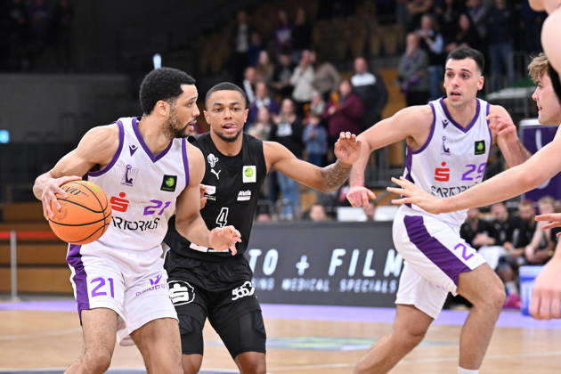 BG Göttingen vs. Nuremberg Falcons, October 17, 2026, Göttingen Basketball 2nd Bundesliga, ProA, BG Göttingen vs. Nuremberg Falcons, Matchday 5, Sparkassen Arena: Zach Jackson (left), BG Göttingen dribbles against Xavier Bell (right), Nuremberg Falcons, Göttingen, Lower Saxony, Germany