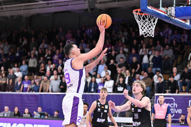 BG Göttingen vs. Nürnberg Falcons, 17-10-2026, Göttingen Basketball, 2nd Bundesliga, ProA, BG Göttingen vs. Nürnberg Falcons, Matchday 5, Sparkassen Arena, Omar Pajic of BG Göttingen drives to the basket, Göttingen, Lower Saxony, Germany