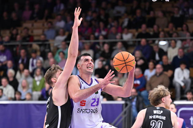 BG Göttingen vs. Nürnberg Falcons, 17-10-2026, Göttingen Basketball, 2nd Bundesliga, ProA, BG Göttingen vs. Nürnberg Falcons, Matchday 5, Sparkassen Arena, Omar Pajic of BG Göttingen drives to the basket, Göttingen, Lower Saxony, Germany