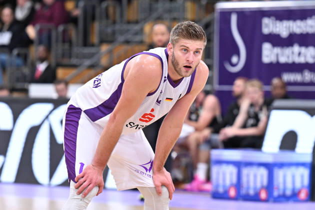 BG Göttingen vs. Nürnberg Falcons, 17–10, 2026, Göttingen Basketball, 2. Bundesliga, ProA, BG Göttingen vs. Nürnberg Falcons, Matchday 5, Sparkassen Arena, Mathis Mönninghoff, BG Göttingen rests his hands on his knees, Göttingen, Lower Saxony, Germany