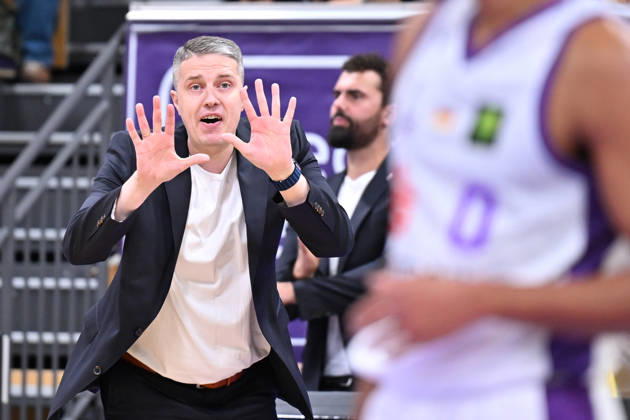 BG Göttingen vs. Nürnberg Falcons, 17–10, 2026, Göttingen Basketball, 2. Bundesliga, ProA, BG Göttingen vs. Nürnberg Falcons, Matchday 5, Sparkassen Arena. Head Coach Martins Gulbis of BG Göttingen gestures from the sidelines. Göttingen, Lower Saxony, Germany