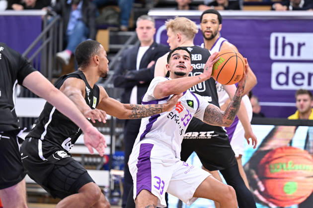BG Göttingen vs. Nürnberg Falcons, 17-10-2026, Göttingen Basketball, 2nd Bundesliga, ProA, BG Göttingen vs. Nürnberg Falcons, Matchday 5, Sparkassen Arena; Tai Bibbs of BG Göttingen drives to the basket; Göttingen, Lower Saxony, Germany