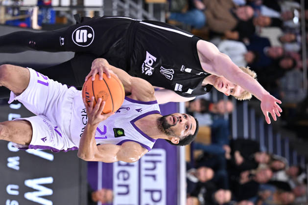BG Göttingen vs. Nuremberg Falcons, 17, 10, 2026, Göttingen Basketball 2nd Bundesliga, ProA, BG Göttingen vs. Nuremberg Falcons, Matchday 5, Sparkassen Arena; Zach Jackson (right), BG Göttingen battles with Ty Allred (left), Nuremberg Falcons for the ball; Göttingen, Lower Saxony, Germany
