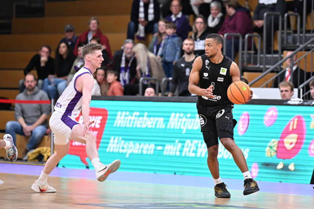 BG Göttingen vs. Nuremberg Falcons, October 17, 2026, Göttingen Basketball 2nd Bundesliga, ProA, BG Göttingen vs. Nuremberg Falcons, Matchday 5, Sparkassen Arena: Xavier Bell (right), Nuremberg Falcons dribbles past Daniel Kirchner (left), BG Göttingen, Göttingen, Lower Saxony, Germany