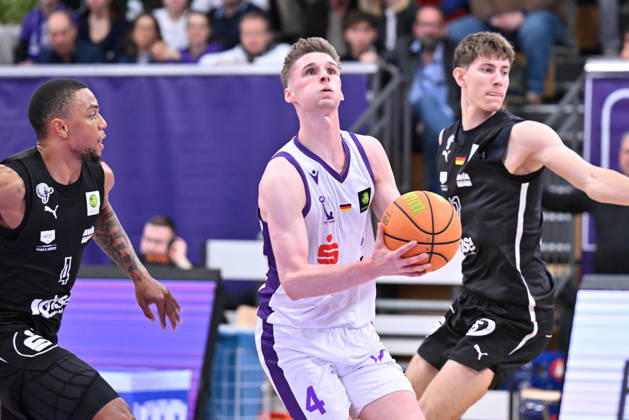 BG Göttingen vs. Nürnberg Falcons, 17-10, 2026, Göttingen Basketball, 2. Bundesliga, ProA, BG Göttingen vs. Nürnberg Falcons, Matchday 5, Sparkassen Arena, Daniel Kirchner, BG Göttingen drives to the basket, Göttingen, Lower Saxony, Germany