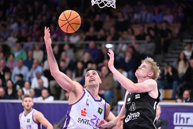 BG Göttingen vs. Nürnberg Falcons, October 17, 2026, Göttingen Basketball 2nd Bundesliga, ProA, BG Göttingen vs. Nuremberg Falcons, Matchday 5, Sparkassen Arena: Omar Pajic (left), BG Göttingen battles for the ball with Ty Allred (right), Nuremberg Falcons; Göttingen, Lower Saxony, Germany
