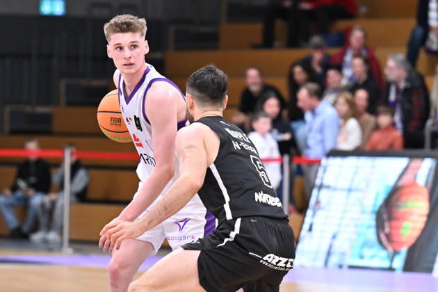 BG Göttingen vs. Nürnberg Falcons, October 17, 2026, Göttingen Basketball 2nd Bundesliga, ProA, BG Göttingen vs. Nuremberg Falcons, Matchday 5, Sparkassen Arena: Daniel Kirchner (left), BG Göttingen dribbles past Tim Köpple (right), Nuremberg Falcons, Göttingen, Lower Saxony, Germany