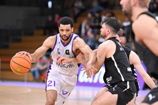BG Göttingen vs. Nürnberg Falcons, October 17, 2026, Göttingen Basketball 2nd Bundesliga, ProA, BG Göttingen vs. Nuremberg Falcons, Matchday 5, Sparkassen Arena: Zach Jackson (left), BG Göttingen dribbles past Tim Köpple (right), Nuremberg Falcons, Göttingen, Lower Saxony, Germany