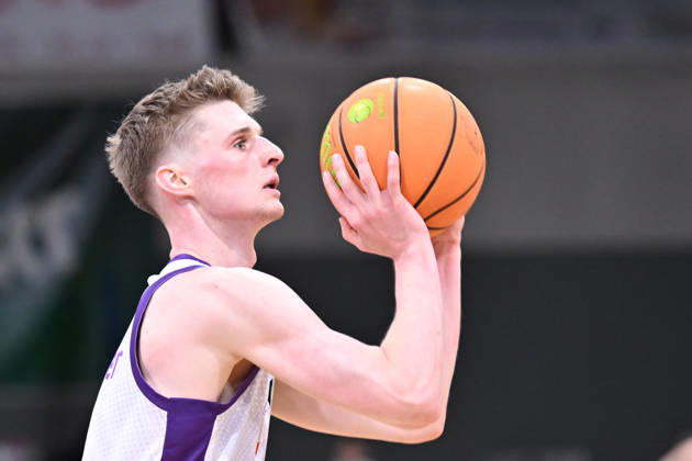 BG Göttingen vs. Nürnberg Falcons, 17-10, 2026, Göttingen Basketball, 2. Bundesliga, ProA, BG Göttingen vs. Nürnberg Falcons, Matchday 5, Sparkassen Arena, Daniel Kirchner, BG Göttingen drives to the basket, Göttingen, Lower Saxony, Germany