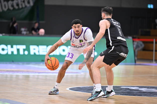 BG Göttingen vs. Nuremberg Falcons, October 17, 2026, Göttingen Basketball 2nd Bundesliga, ProA, BG Göttingen vs. Nuremberg Falcons, Matchday 5, Sparkassen Arena; Tai Bibbs (left), BG Göttingen dribbles past defender Tim Köpple (right), Nuremberg Falcons, Göttingen, Lower Saxony, Germany