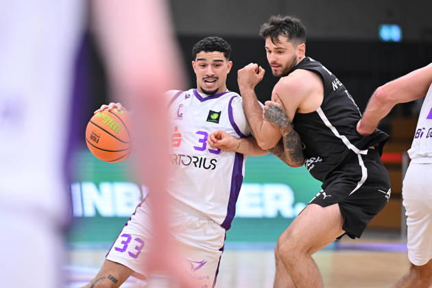 BG Göttingen vs. Nürnberg Falcons, 17-10-2026, Göttingen Basketball 2nd Bundesliga, ProA, BG Göttingen vs. Nuremberg Falcons, Matchday 5, Sparkassen Arena: Tai Bibbs (left), BG Göttingen battles for the ball with Tim Köpple (right), Nuremberg Falcons; Göttingen, Lower Saxony, Germany