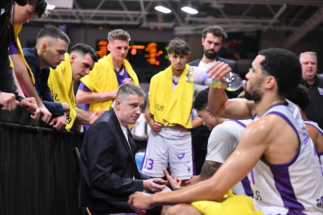 BG Göttingen vs. Nürnberg Falcons, 17–10, 2026, Göttingen Basketball, 2nd Bundesliga, ProA, BG Göttingen vs. Nürnberg Falcons, Matchday 5, Sparkassen Arena—Head Coach Martins Gulbis of BG Göttingen addresses his team in Göttingen, Lower Saxony, Germany