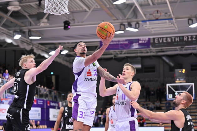 BG Göttingen vs. Nürnberg Falcons, 17-10, 2026, Göttingen Basketball, 2nd Bundesliga, ProA, BG Göttingen vs. Nürnberg Falcons, Matchday 5, Sparkassen Arena, Tai Bibbs (M), BG Göttingen drives to the basket, Göttingen, Lower Saxony, Germany
