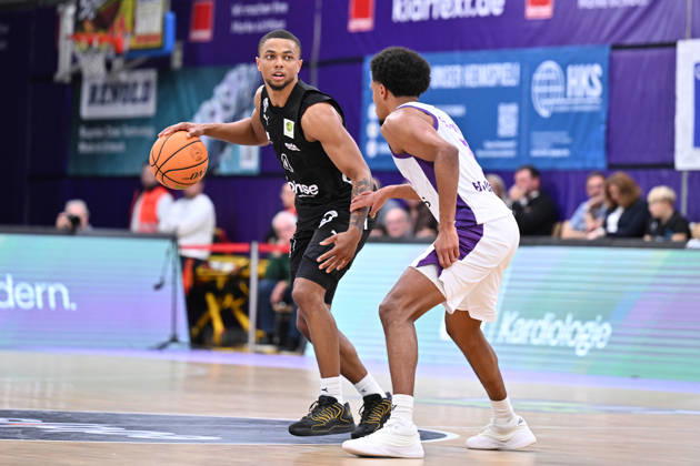 BG Göttingen vs. Nuremberg Falcons, October 17, 2026, Göttingen Basketball 2nd Bundesliga, ProA, BG Göttingen vs. Nuremberg Falcons, Matchday 5, Sparkassen Arena: Xavier Bell (left), Nuremberg Falcons dribbling against Nils Owen Schmitz (right), BG Göttingen, Göttingen, Lower Saxony, Germany
