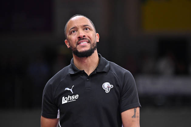 BG Göttingen vs. Nürnberg Falcons, 17–10, 2026, Göttingen Basketball, 2nd Bundesliga, ProA, BG Göttingen vs. Nürnberg Falcons, Matchday 5, Sparkassen Arena; Head Coach Tim Black of the Nürnberg Falcons stands on the sidelines in Göttingen, Lower Saxony, Germany