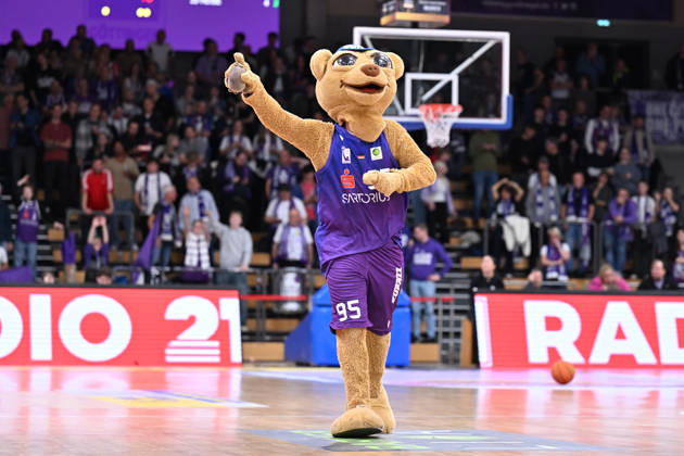 BG Göttingen vs. Nürnberg Falcons, 17–10, 2026, Göttingen Basketball, 2. Bundesliga, ProA, BG Göttingen vs. Nürnberg Falcons, Matchday 5, Sparkassen Arena. A mascot is on the court. Göttingen, Lower Saxony, Germany