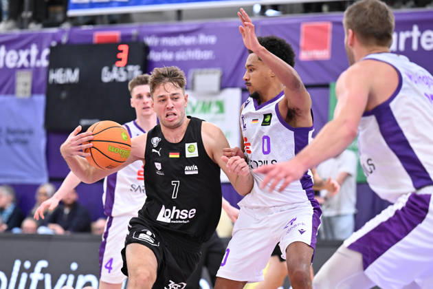 BG Göttingen vs. Nürnberg Falcons, 17-10-2026, Göttingen Basketball, 2. Bundesliga, ProA, BG Göttingen vs. Nürnberg Falcons, Matchday 5, Sparkassen Arena, Christian Feneberg, Nürnberg Falcons dribbling, Göttingen, Lower Saxony, Germany
