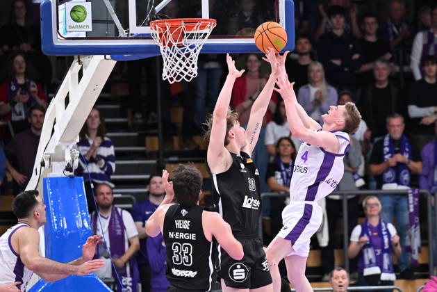 BG Göttingen vs. Nürnberg Falcons, 17-10-2026, Göttingen Basketball, 2nd Bundesliga, ProA, BG Göttingen vs. Nürnberg Falcons, Matchday 5, Sparkassen Arena, Daniel Kirchner (right), BG Göttingen drives to the basket, Göttingen, Lower Saxony, Germany