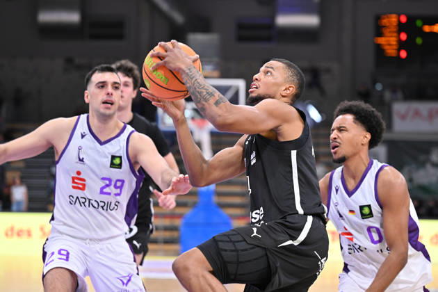 BG Göttingen vs. Nürnberg Falcons, 17-10-2026, Göttingen Basketball, 2nd Bundesliga, ProA, BG Göttingen vs. Nürnberg Falcons, Matchday 5, Sparkassen Arena: Xavier Bell of the Nürnberg Falcons drives to the basket in Göttingen, Lower Saxony, Germany
