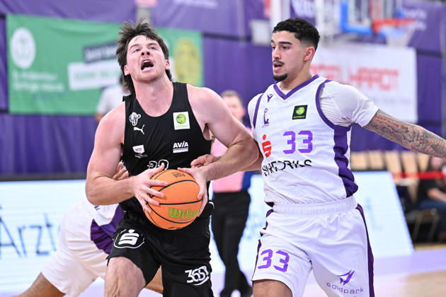 BG Göttingen vs. Nürnberg Falcons, October 17, 2026, Göttingen Basketball 2nd Bundesliga, ProA, BG Göttingen vs. Nuremberg Falcons, Matchday 5, Sparkassen Arena: Nate Heise (left), Nuremberg Falcons drives to the basket against Tai Bibbs (right), BG Göttingen, Göttingen, Lower Saxony, Germany