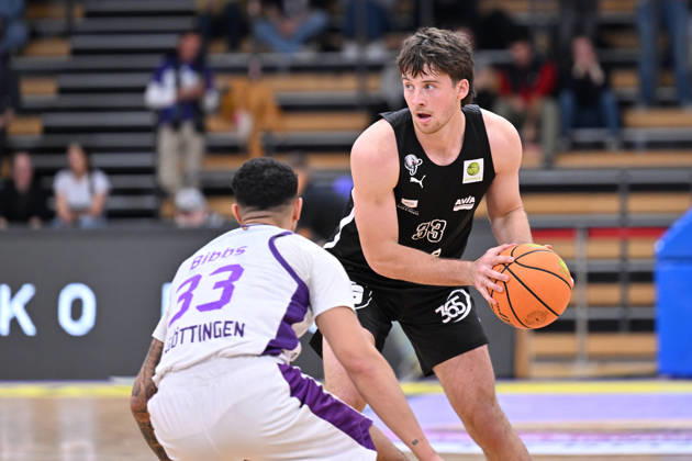 BG Göttingen vs. Nuremberg Falcons, October 17, 2026, Göttingen Basketball 2nd Bundesliga, ProA, BG Göttingen vs. Nuremberg Falcons, Matchday 5, Sparkassen Arena: Nate Heise (R), Nuremberg Falcons dribbles against Tai Bibbs (L), BG Göttingen, Göttingen, Lower Saxony, Germany