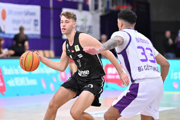 BG Göttingen vs. Nuremberg Falcons, October 17, 2026, Göttingen Basketball 2nd Bundesliga, ProA, BG Göttingen vs. Nuremberg Falcons, Matchday 5, Sparkassen Arena: Christian Feneberg (left), Nuremberg Falcons dribbling against Tai Bibbs (right), BG Göttingen, Göttingen, Lower Saxony, Germany