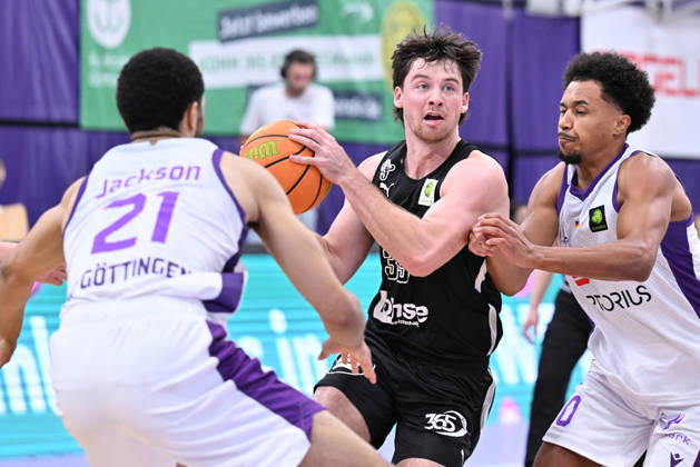 BG Göttingen vs. Nürnberg Falcons, 17-10-2026, Göttingen Basketball, 2nd Bundesliga, ProA, BG Göttingen vs. Nürnberg Falcons, Matchday 5, Sparkassen Arena, Nate Heise (M), Nürnberg Falcons dribbles past Göttingen, Lower Saxony, Germany