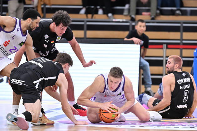 BG Göttingen vs. Nürnberg Falcons, 17-10-2026, Göttingen Basketball, 2nd Bundesliga, ProA, BG Göttingen vs. Nürnberg Falcons, Matchday 5, Sparkassen Arena: Robin Lodders of BG Göttingen battles for the ball on the floor. Göttingen, Lower Saxony, Germany