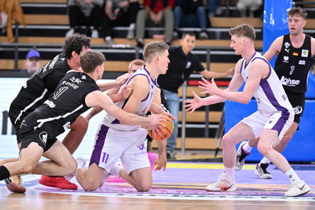 BG Göttingen vs. Nürnberg Falcons, 17-10-2026, Göttingen Basketball, 2nd Bundesliga, ProA, BG Göttingen vs. Nürnberg Falcons, Matchday 5, Sparkassen Arena, Robin Lodders, BG Göttingen dribbles, Göttingen, Lower Saxony, Germany