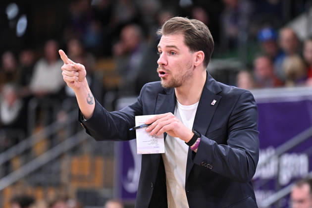 BG Göttingen vs. Nürnberg Falcons, 17-10-2026, Göttingen Basketball, 2nd Bundesliga, ProA, BG Göttingen vs. Nürnberg Falcons, Matchday 5, Sparkassen Arena; Assistant Coach Martins Gulbis and Martynas Airosius; BG Göttingen gives instructions; Göttingen, Lower Saxony, Germany