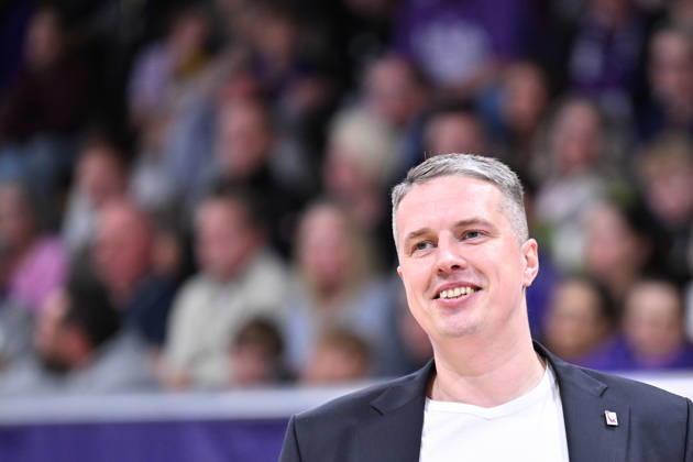 BG Göttingen vs. Nürnberg Falcons, 17–10, 2026, Göttingen Basketball, 2. Bundesliga, ProA, BG Göttingen vs. Nürnberg Falcons, Matchday 5, Sparkassen Arena; Head Coach Martins Gulbis of BG Göttingen stands on the sidelines; Göttingen, Lower Saxony, Germany
