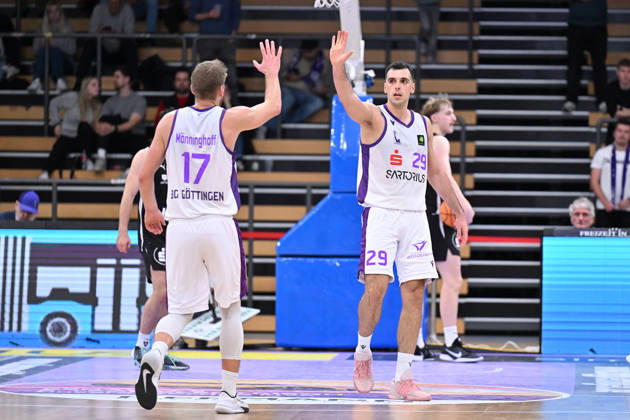 BG Göttingen vs. Nürnberg Falcons, October 17, 2026, Göttingen Basketball 2nd Bundesliga, ProA, BG Göttingen vs. Nuremberg Falcons, Matchday 5, Sparkassen Arena, Mathis Mönninghoff (left), BG Göttingen high-fives Omar Pajic (right), BG Göttingen from Göttingen, Lower Saxony, Germany