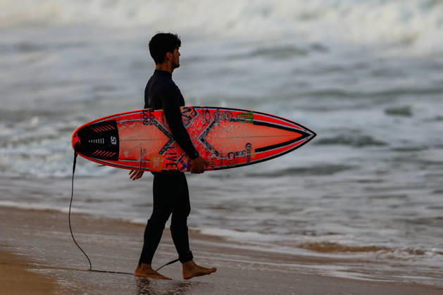 Meo Rip Curl Pro Portugal - Quarter Finals Gabriel Medina of Brazil looks on during the Meo Rip Curl Pro Portugal at Praia dos Supertubos in Peniche, Portugal, on October 17, 2026.  Copyright: xJoaoxRicox originalFilename:rico-meoripcu261017_npX4B.jpg
