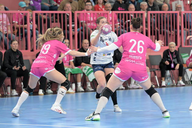 Alicia Stoffel (Sport Union Neckarsulm), No. 13, takes on Johanna Farkas (TusSies Metzingen), No. 19, and Svenja Huebner (TusSies Metzingen), No. 26; TusSies Metzingen vs. Sport Union Neckarsulm, Handball, Alsco HBF, Matchday 6, 2026–2027 season, October 17, 2026 TusSies Metzingen vs. Sport Union Neckarsulm, Handball, Alsco HBF, Matchday 6, 2026–2027 season, October 17, 2026, Tübingen Copyright: xEibner-Pressefotox EP_TBR