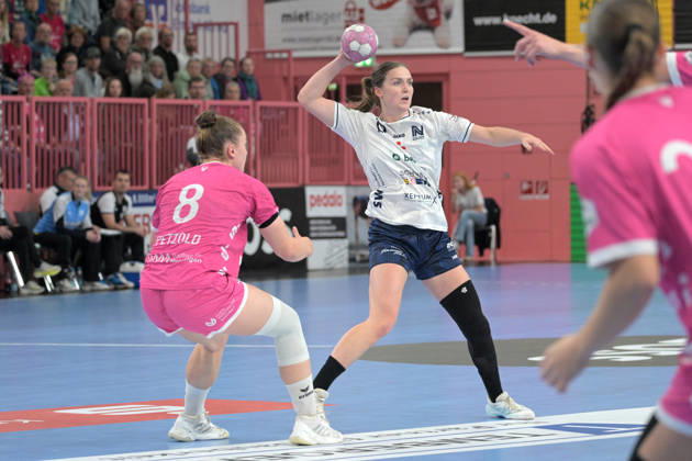 Alicia Stoffel (Sport Union Neckarsulm), No. 13, in action against Ida Petzold (TusSies Metzingen), No. 08; TusSies Metzingen vs. Sport Union Neckarsulm, Handball, Alsco HBF, Matchday 6, 2026–2027 Season, October 17, 2026, TusSies Metzingen vs. Sport Union Neckarsulm, Handball, Alsco HBF, Matchday 6, 2026–2027 Season, October 17, 2026, Tübingen Copyright: xEibner-Pressefotox EP_TBR