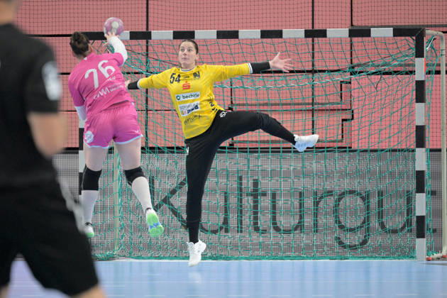 Barbara Viktoria Gyoeri, Sport Union Neckarsulm, 54 (goalkeeper) vs. Svenja Huebner, TusSies Metzingen, 26 (scorer), TusSies Metzingen vs. Sport Union Neckarsulm, Handball, Alsco HBF, Matchday 6, 2026–2027 season, October 17, 2026: TusSies Metzingen vs. Sport Union Neckarsulm, Handball, Alsco HBF, Matchday 6, 2026–2027 season, October 17, 2026, Tübingen Copyright: xEibner-Pressefotox EP_TBR