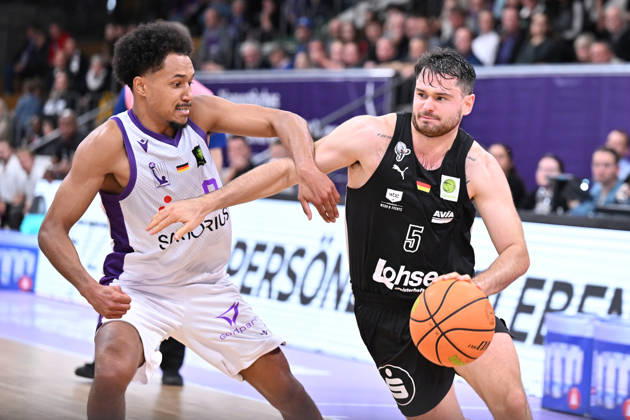 BG Göttingen vs. Nürnberg Falcons, October 17, 2026, Göttingen Basketball 2nd Bundesliga, ProA, BG Göttingen vs. Nuremberg Falcons, Matchday 5, Sparkassen Arena. Tim Köpple (right), a Nuremberg Falcon, dribbles under pressure from a BG Göttingen player (left). Göttingen, Lower Saxony, Germany