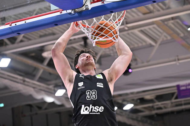 BG Göttingen vs. Nürnberg Falcons, 17-10-2026, Göttingen Basketball, 2. Bundesliga, ProA, BG Göttingen vs. Nürnberg Falcons, Matchday 5, Sparkassen Arena, Nate Heise of the Nürnberg Falcons dunks against Göttingen, Lower Saxony, Germany