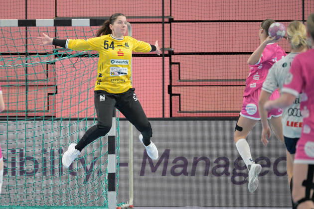 Barbara Viktoria Gyoeri Union Neckarsulm, 54) im Tor gegen Marie Luisa Stumpf (TusSies Metzingen, 24) beim Torwurf TusSies Metzingen vs. Sport-Union Neckarsulm , Handball, Alsco HBF, 06.Ligaspieltag, Saison 2026 2027, 17.10.2026 TusSies Metzingen vs. Sport-Union Neckarsulm , Handball, Alsco HBF, 06.Ligaspieltag, Saison 2026 2027, 17.10.2026 Tuebingen Copyright: xEibner-Pressefotox EP_TBR
