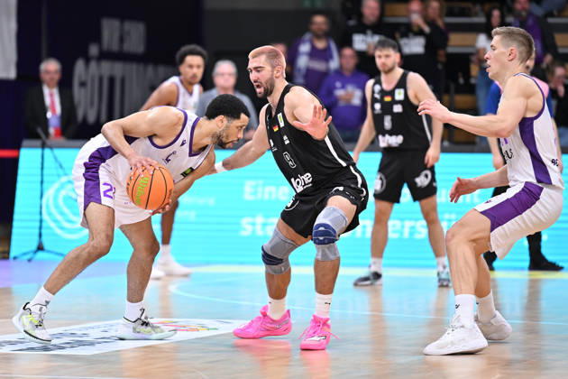 BG Göttingen vs. Nuremberg Falcons, October 17, 2026, Göttingen Basketball 2nd Bundesliga, ProA, BG Göttingen vs. Nuremberg Falcons, Matchday 5, Sparkassen Arena; Zach Jackson (left), BG Göttingen dribbles past defender Dominick von Waaden (right), Nuremberg Falcons, Göttingen, Lower Saxony, Germany