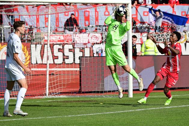 October 17, 2026 xkhx Kassel, Auestadion, Regionalliga Südwest, 2026–2027 Season, KSV Hessen Kassel vs. VfR Mannheim, Goalkeeper David Nreca Bisinger (VfR Mannheim), Phinees Bonianga 11, Hessen Kassel
