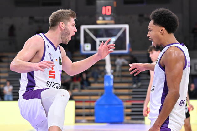 BG Göttingen vs. Nuremberg Falcons, October 17, 2026, Göttingen Basketball 2nd Bundesliga, ProA, BG Göttingen vs. Nuremberg Falcons, Matchday 5, Sparkassen Arena; Mathis Mönninghoff (left) and Nils Owen Schmitz (right), both of BG Göttingen, are delighted; Göttingen, Lower Saxony, Germany
