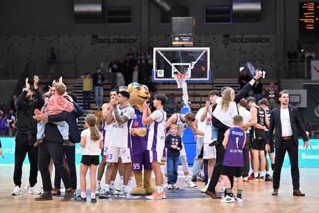 BG Göttingen vs. Nürnberg Falcons, 17–10, 2026, Göttingen Basketball, 2nd Bundesliga, ProA, BG Göttingen vs. Nürnberg Falcons, Matchday 5, Sparkassen Arena. The BG Göttingen players celebrate with the fans after the game. Göttingen, Lower Saxony, Germany