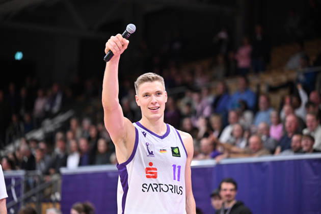 BG Göttingen vs. Nürnberg Falcons, 17-10-2026, Göttingen Basketball, 2nd Bundesliga, ProA, BG Göttingen vs. Nürnberg Falcons, Matchday 5, Sparkassen Arena; Robin Lodders of BG Göttingen holds up a microphone; Göttingen, Lower Saxony, Germany