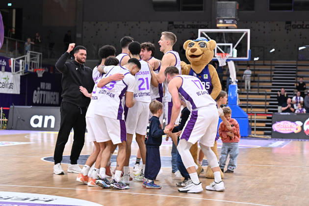 BG Göttingen vs. Nürnberg Falcons, 17–10, 2026, Göttingen Basketball, 2. Bundesliga, ProA, BG Göttingen vs. Nürnberg Falcons, Matchday 5, Sparkassen Arena. The BG Göttingen players celebrate on the court after the game. Göttingen, Lower Saxony, Germany